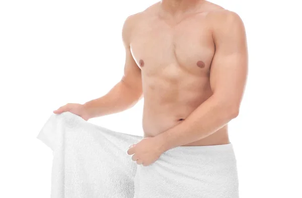 Сексуальный мужчина, завернутый в полотенце на белом фоне — стоковое фото