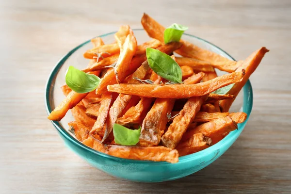 Bol en verre avec patate douce frite — Photo