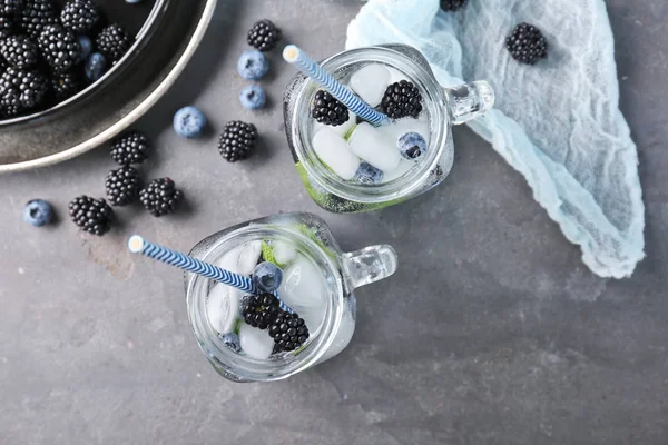 Ripe blackberries and blueberries — Stock Photo, Image