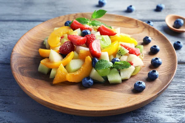 Placa con deliciosa ensalada de frutas — Foto de Stock