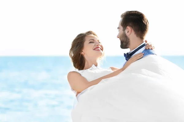 Glückliches Hochzeitspaar — Stockfoto