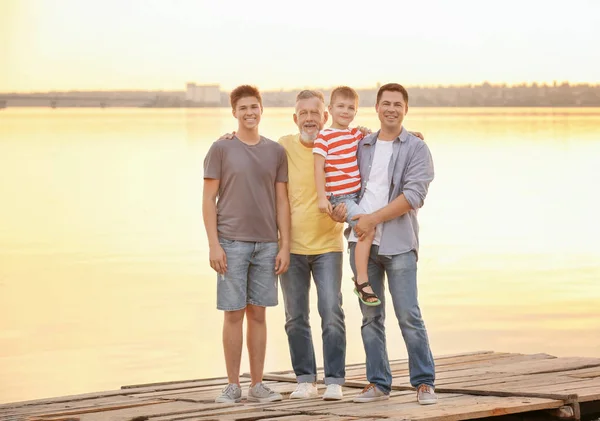 かわいい男の子、兄弟とパパと桟橋の上に立っての祖父 — ストック写真