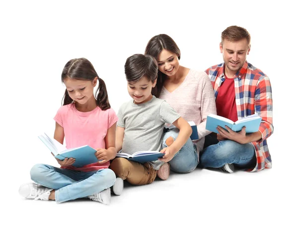 Šťastná rodina, četba knihy na bílém pozadí — Stock fotografie