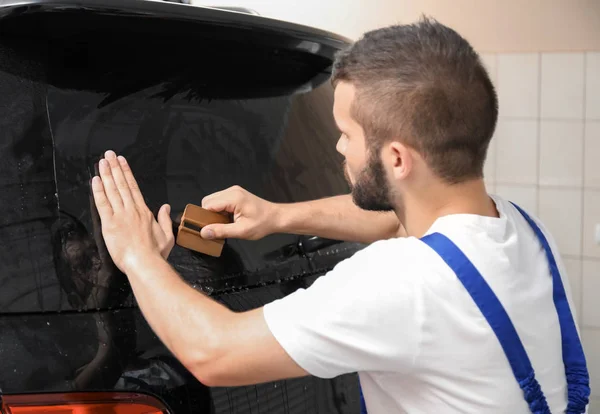 Munkavállalók autó ablak boltban színezőpaszták — Stock Fotó