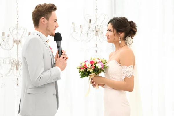 Hermosa pareja en el día de la boda — Foto de Stock