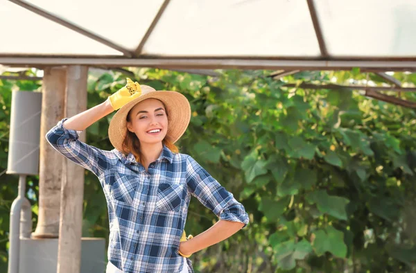 Joven agricultora cerca del invernadero — Foto de Stock