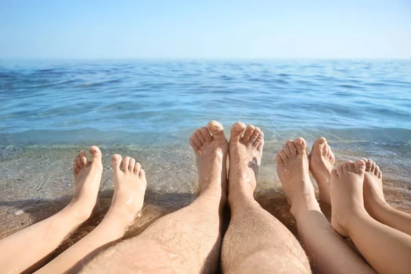 Beine der Familie ruhen im Seebad — Stockfoto