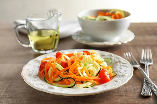 Kvinna som äter råa vegetabiliska spaghetti — Stockfoto