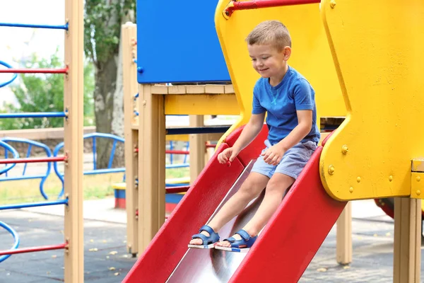 Carino bambino sul parco giochi — Foto Stock