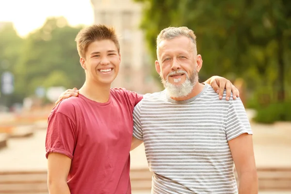 Teenager mit Großvater im Park — Stockfoto