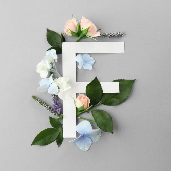 Kompozycja z litery F i piękne kwiaty — Zdjęcie stockowe