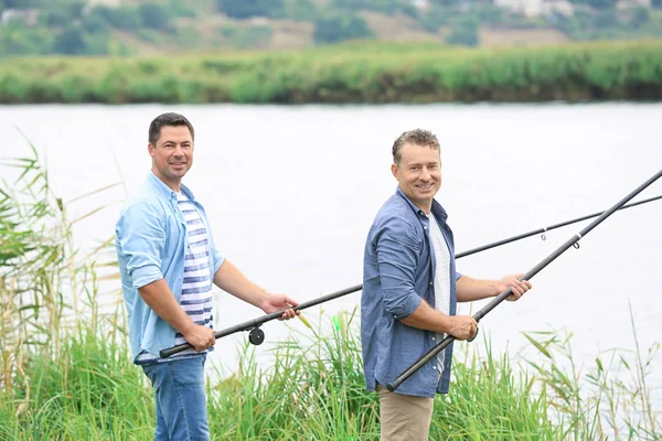 Horgászási lehetőség partról a folyó férfiak — Stock Fotó