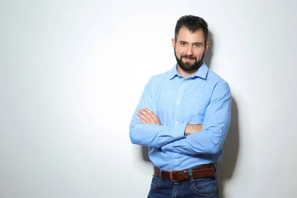 Hombre guapo en la luz —  Fotos de Stock