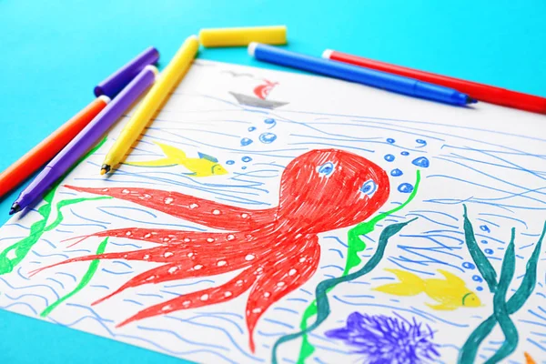 Kind op kleur achtergrond, close-up tekening van onderwater wereld — Stockfoto