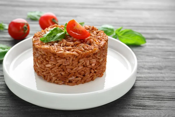 Тарелка с вкусным коричневым рисом — стоковое фото