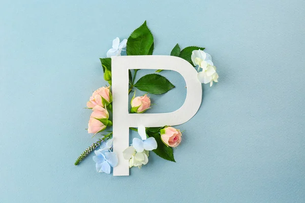 Samenstelling met letter P en mooie bloemen — Stockfoto