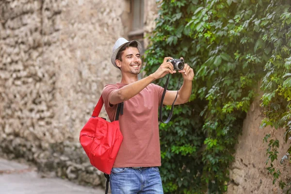 Young man taking photo outdoors — Stock Photo, Image