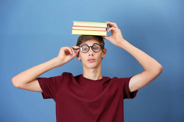 Adolescente menino com livros — Fotografia de Stock