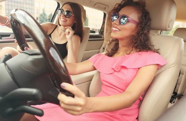 Hermosas mujeres jóvenes en coche —  Fotos de Stock