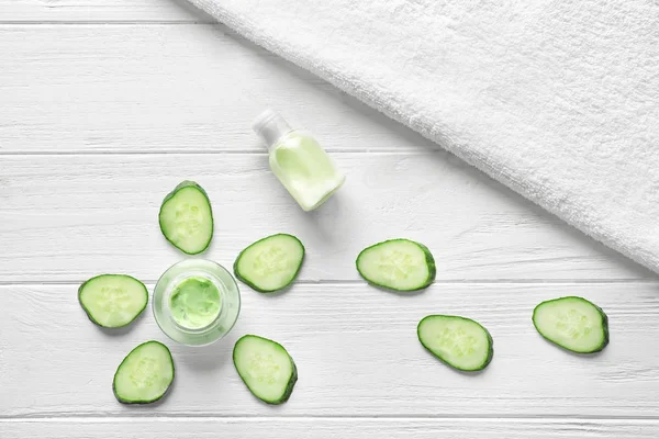 Mascarilla cosmética con rodajas de pepino sobre fondo de madera — Foto de Stock