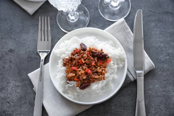 Chili con carne servido com arroz na mesa de jantar — Fotografia de Stock
