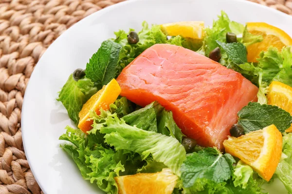 Plate with delicious salmon salad, closeup — Stock Photo, Image