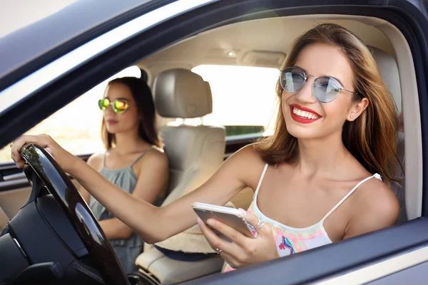 Vackra unga kvinnor i bil — Stockfoto