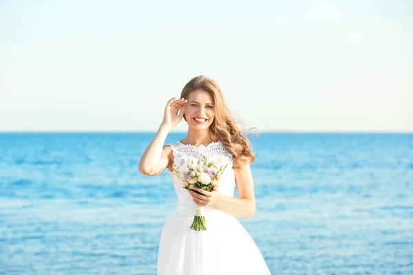 Feliz joven novia en la playa del mar —  Fotos de Stock