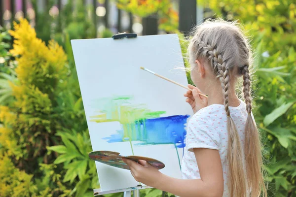 Little girl painting — Stock Photo, Image