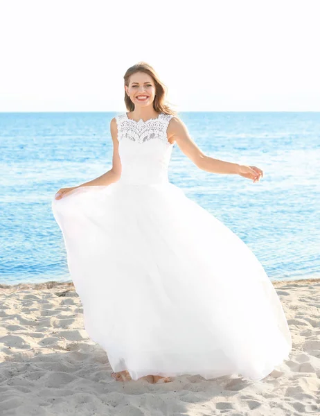 Feliz joven novia en la playa del mar — Foto de Stock