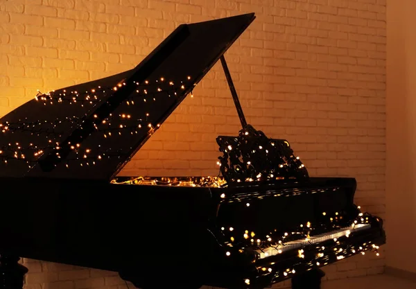 Zongora, a karácsonyi fények, üres szoba — Stock Fotó