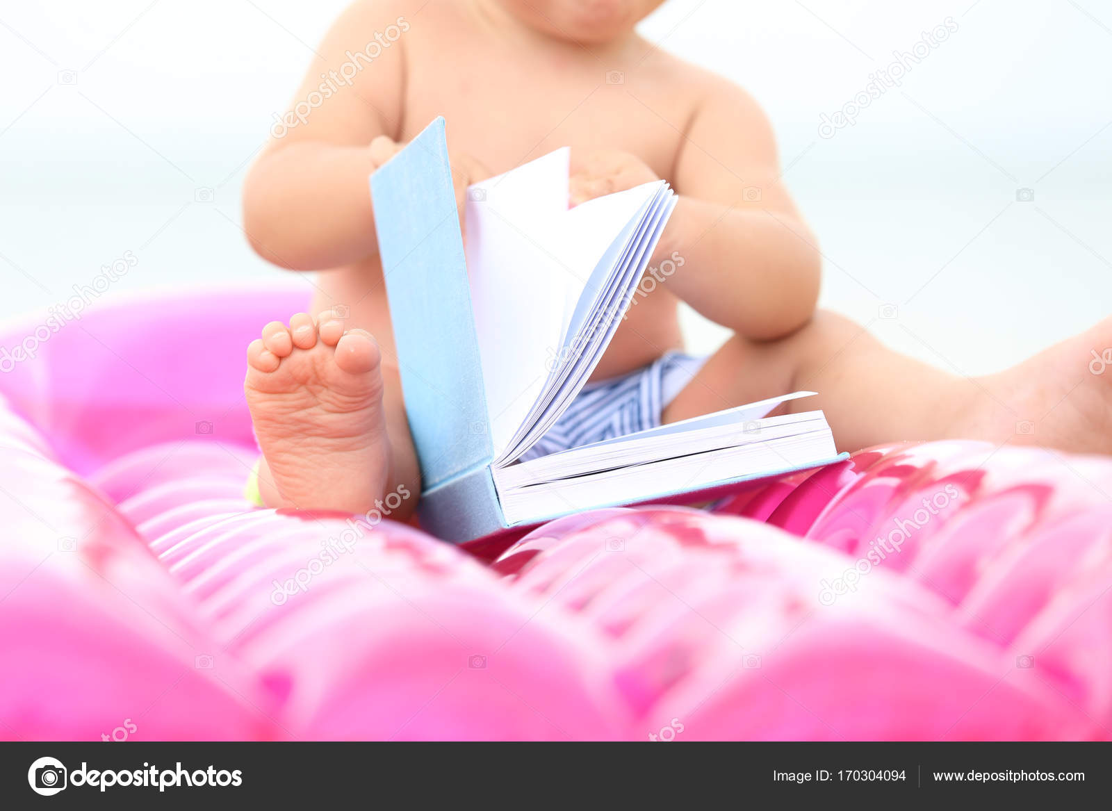 Bebe Garcon Mignon Assis Sur Un Matelas Gonflable A La Plage Photographie Belchonock C