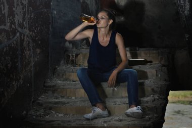Oturma ve alkol içme kadın  