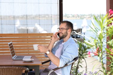 dizüstü bilgisayar ile yakışıklı adam