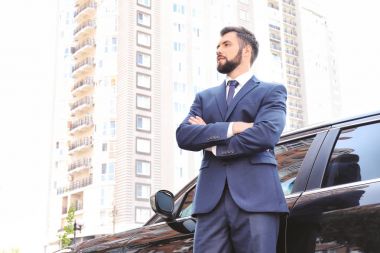  Şık elbiseli genç adam