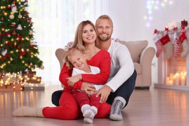 Mutlu aile Noel 'i evde kutluyor.