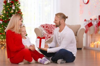 Kız ve Noel hediyesi evde ile mutlu çift