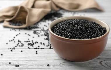 Siyah mercimek ile kase