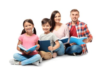 Mutlu aile beyaz arka plan üzerinde kitap okuma