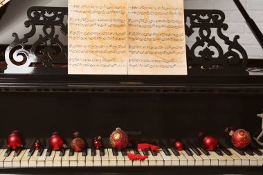 Yeni yıl süslemeleri piyano klavye üzerinde. Noel müzik konsepti