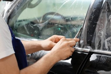 Alt araba penceresi dükkanda renklendirme