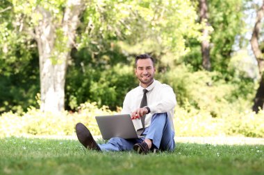 dizüstü bilgisayar ile zarif adam  