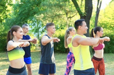 Bir grup genç insan egzersiz açık yapmak