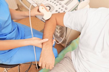 Doktor iletken ultrason muayenesi