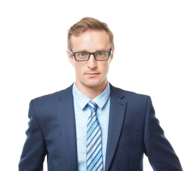 Beyaz arka plan üzerinde takım elbiseli yakışıklı adam