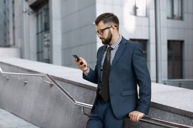 yakışıklı başarılı iş adamı