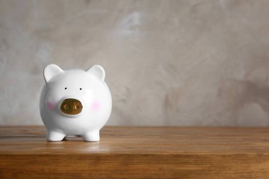 Gri arka plan üzerinde beyaz kumbara