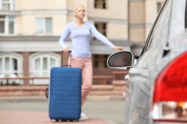 Sokakta taksiye binen bir kadın.