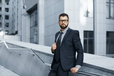 yakışıklı başarılı iş adamı