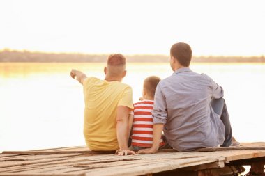 Babam ve büyükbabam iskelede oturup olan küçük çocuk